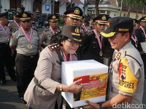 Saat 40 Anggota Purnabakti Polrestabes Surabaya Dilepas dengan Hormat
