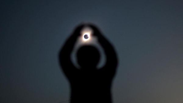 Terpesona Keindahan Gerhana Matahari Total di Chile