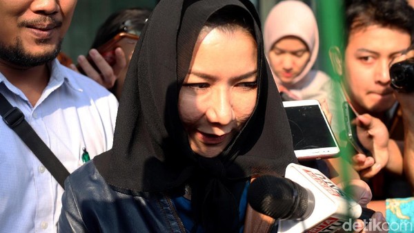 Diperiksa KPK, Eks Bupati Kukar Modis Abis Mantan Bupati Kutai Kartanegara Rita Widyasari diperiksa KPK terkait kasus TPPU. Usai diperiksa, Rita terlihat sangat modis lewat pakaian yang dikenakannya.
