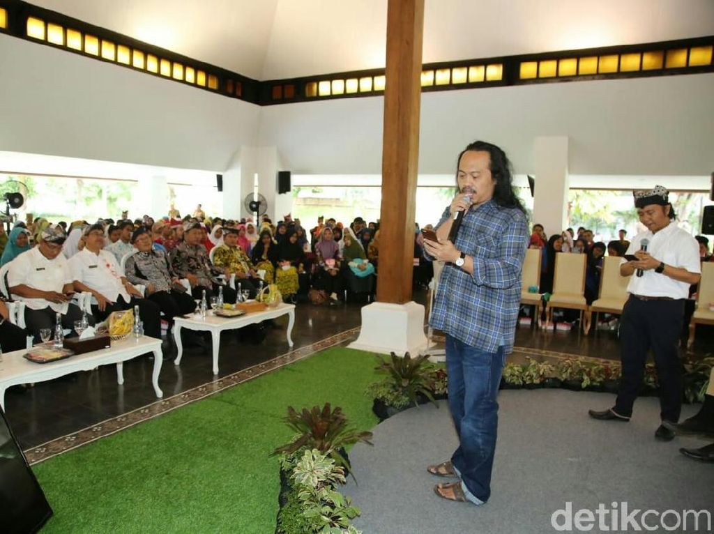 Sastrawan Candra Malik Meriahkan Festival Sastra di Banyuwangi Sastrawan Candra Malik Meriahkan Festival Sastra di Banyuwangi