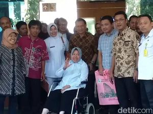 Senyum Semringah Wali Kota Risma di Atas Kursi Roda Senyum Semringah Wali Kota Risma di Atas Kursi Roda
