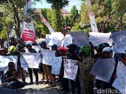 Warga Ngawi Demo Bupati Tuntut Uang Ganti Rugi Tol Rp 2,4 Miliar