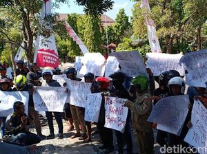 Warga Ngawi Demo Bupati Tuntut Uang Ganti Rugi Tol Rp 2,4 Miliar Warga Ngawi Demo Bupati Tuntut Uang Ganti Rugi Tol Rp 2,4 Miliar