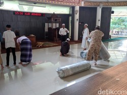 Masjid Al Munawaroh Dipasang Karpet Baru