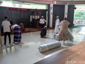Masjid Al Munawaroh Dipasang Karpet Baru Masjid Al Munawaroh Dipasang Karpet Baru