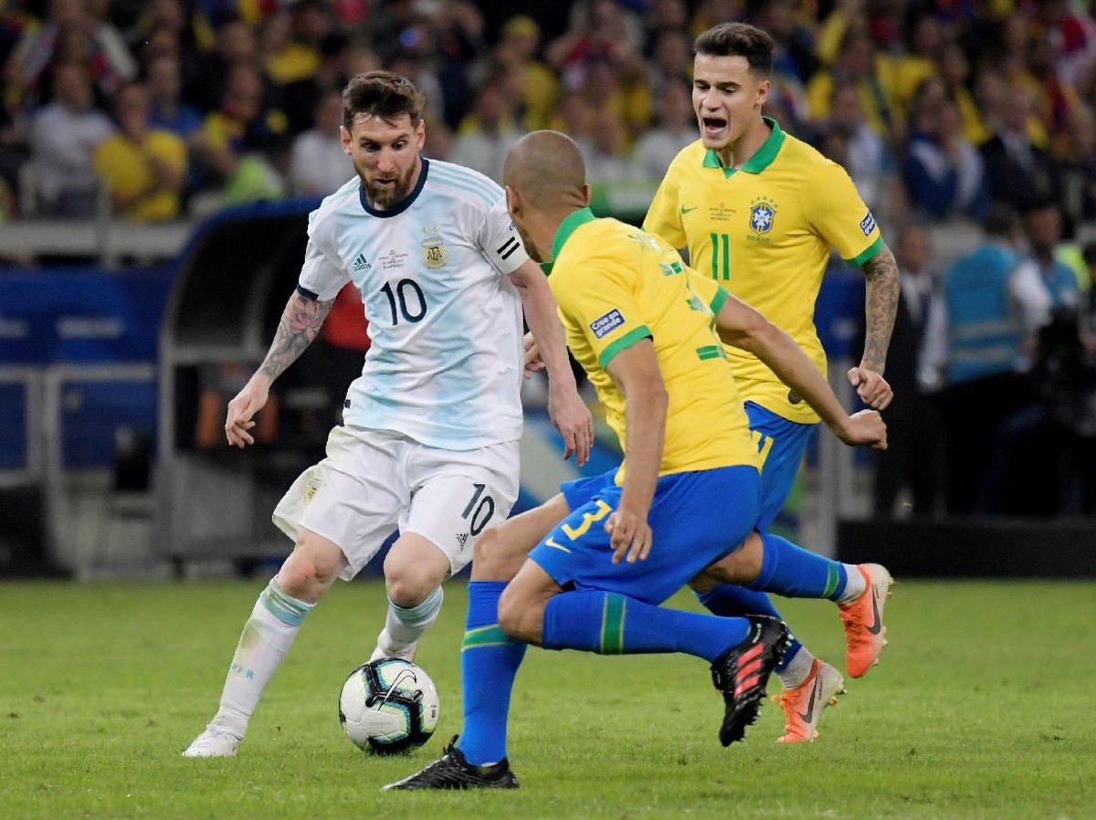 Penyerang Argentina Lionel Messi mendapat adangan pemain Brasil di semifinal Copa America 2019. (Foto: Washington Alves/Reuters)