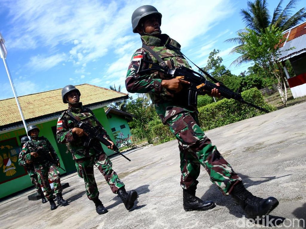 Anggota DPR Minta Jokowi Naikkan Gaji TNI Anggota DPR Minta Jokowi Naikkan Gaji TNI