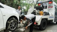 Parkir Sembarangan, Belasan Mobil Diderek Dishub