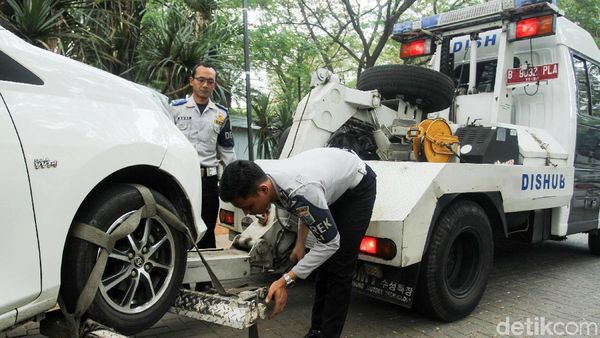 Parkir Sembarangan, Belasan Mobil Diderek Dishub