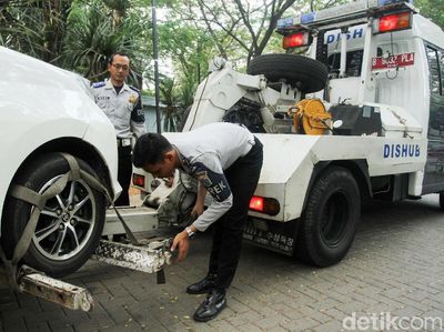 Parkir Sembarangan, Belasan Mobil Diderek Dishub
