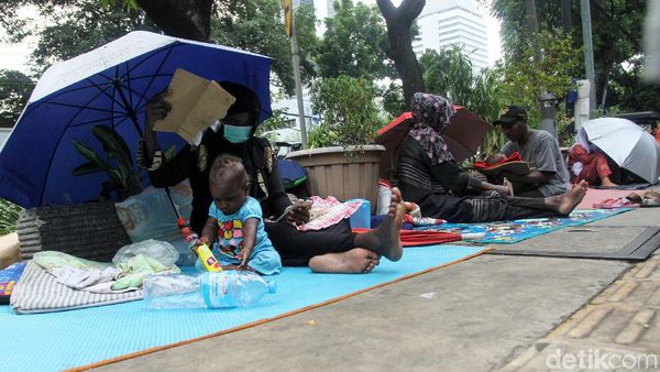 Pencari Suaka Afghanistan dan Sudan Menginap di Trotoar