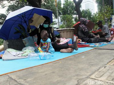 Pencari Suaka Afghanistan dan Sudan Menginap di Trotoar