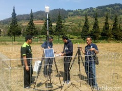 BMKG Pasang Alat Khusus Pantau Suhu Udara di Candi Arjuna Dieng