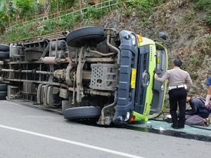 Truk Muat Roti Terguling di Jalur Pacitan-Solo, Ini Penyebabnya