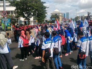 Buruh di RI Dihantui PHK Massal hingga Serbuan Tenaga Asing