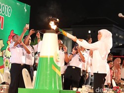 Suka Cita Warga Surabaya Sambut Api Porprov Jatim