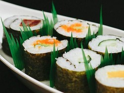 Potongan Rumput Plastik Selalu Diselipkan pada Sushi, Apa Gunanya?