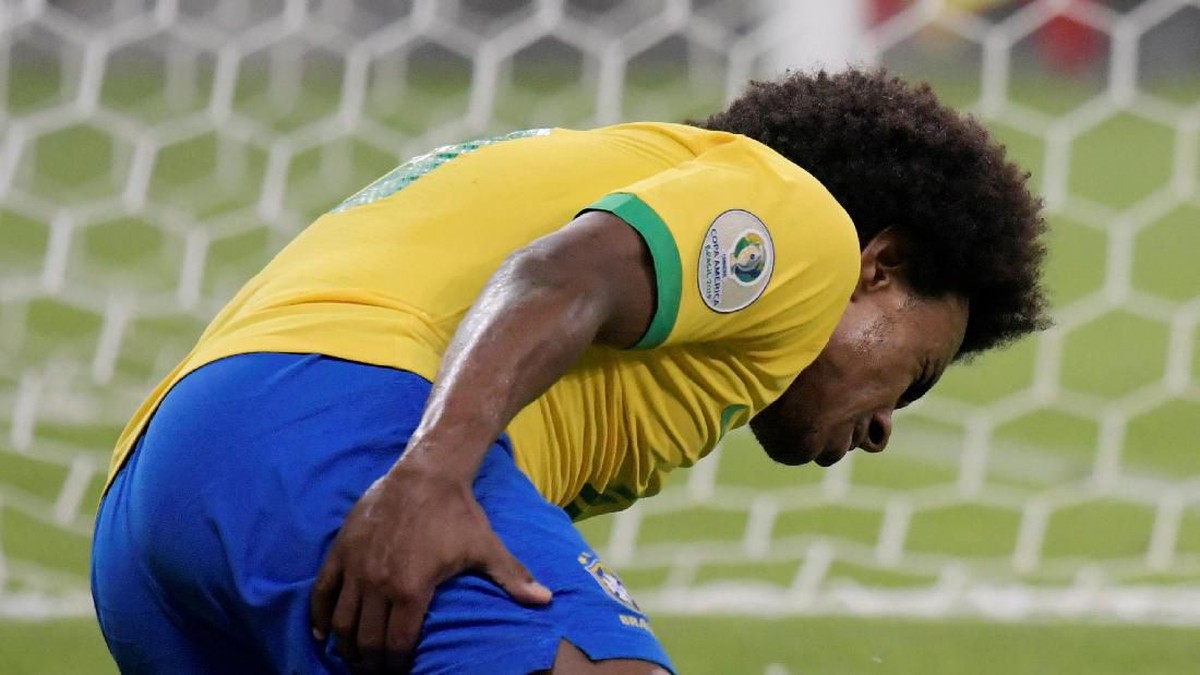 Willian cedera hamstring saat Brasil vs Argentina. (Foto: Washington Alves/Reuters)