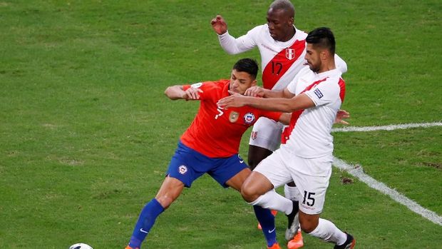Chile kesulitan menembus pertahanan Peru.