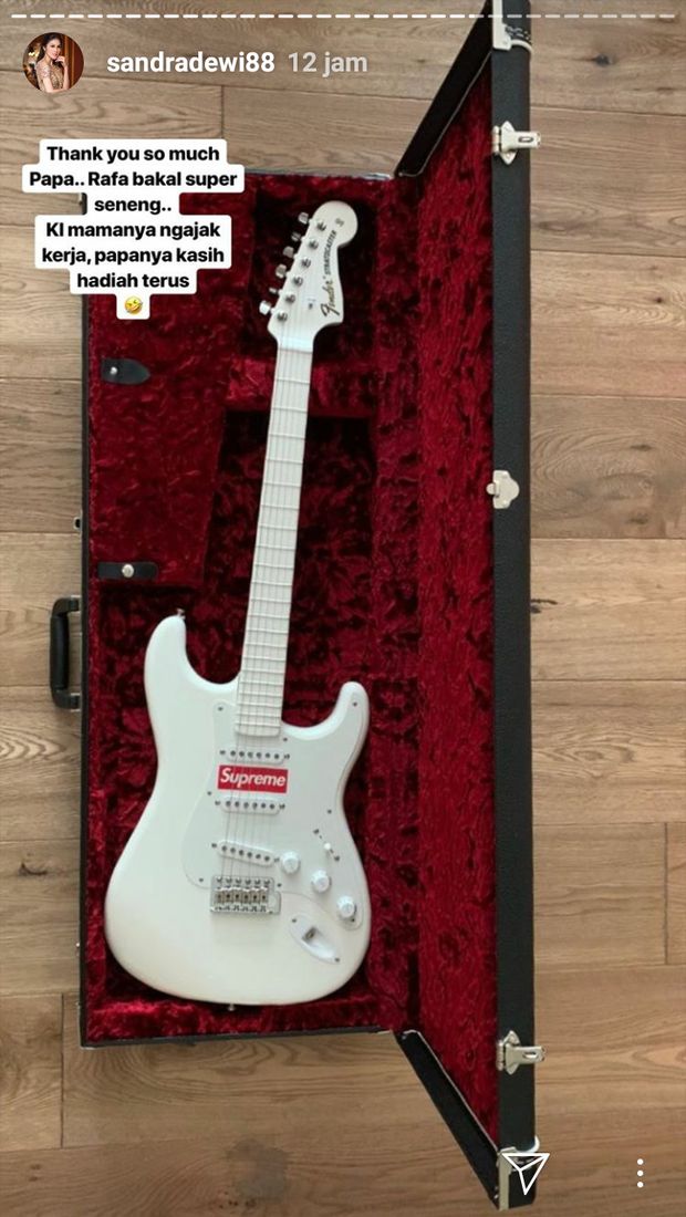 Beruntungnya Anak Sandra Dewi Dapat Hadiah Gitar Ratusan Juta