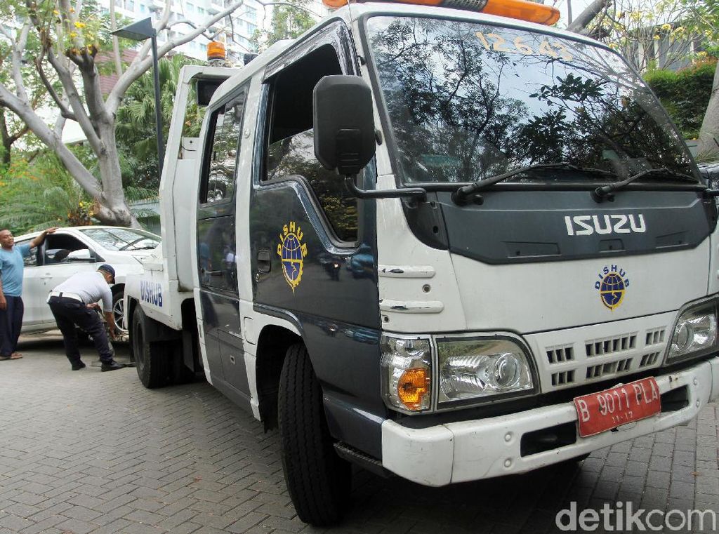 Dishub DKI Siapkan Mobil Derek Atasi Parkir Liar Saat Malam Tahun Baru Dishub DKI Siapkan Mobil Derek Atasi Parkir Liar Saat Malam Tahun Baru