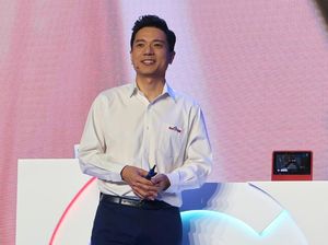 CEO Google-nya China Disiram Air Saat Manggung CEO Google-nya China Disiram Air Saat Manggung