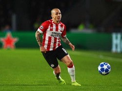 Manchester City Pulangkan Angelino dari PSV