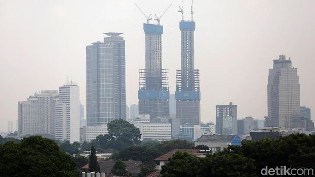 Gedung bertingkat tampak samar dikarenakan kondisi udara yang buruk di Ibukota DKI Jakarta dengan latar belakang gedung tinggi di Jakarta, Kamis (4/7/2019).  Kualitas udara di DKI Jakarta dinyatakan tidak sehat berdasarkan data dari situs penyedia peta polusi udara online, AirVisual.