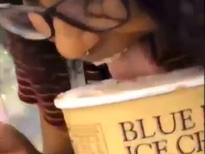 Jijik! Remaja Ini Taruh Lagi Es Krim yang Dijilat Ke Kulkas Supermarket