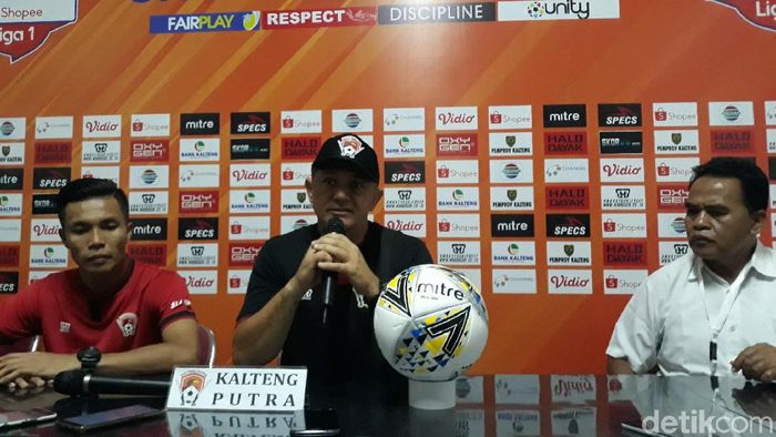 Pelatih Wesley Gomes de Olivera usai Kalteng Putra kalah 0-1 dari Borneo. (Foto: Pradito Rida/detikSport) Pelatih Wesley Gomes de Olivera usai Kalteng Putra kalah 0-1 dari Borneo. (Foto: Pradito Rida/detikSport)