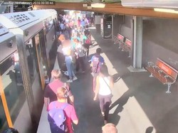 Video Detik-detik Bocah di Sydney Jatuh ke Peron Kereta!