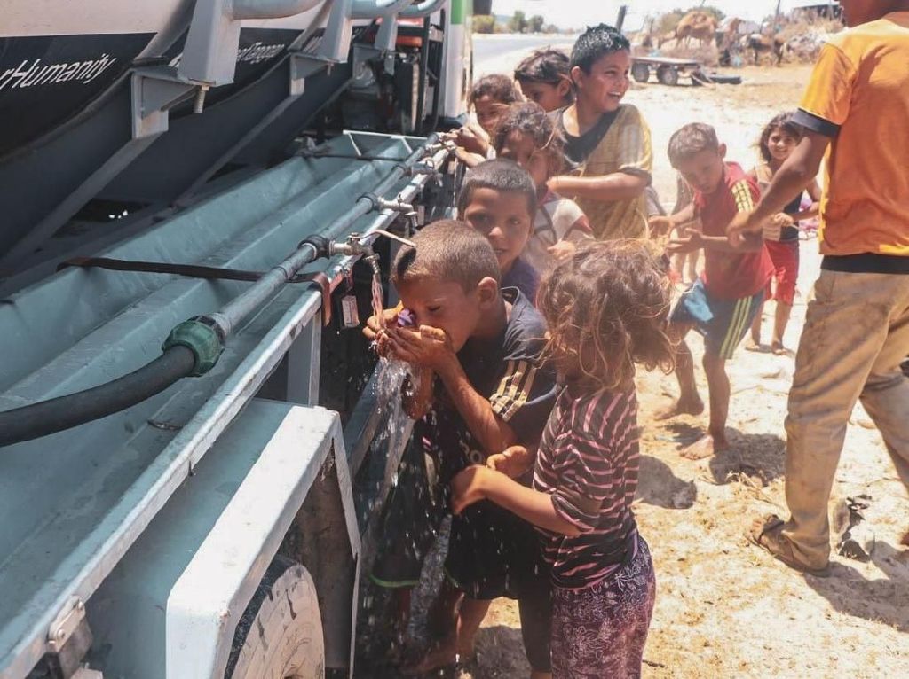 Saat Anak-anak Gaza Hilangkan Dahaga dengan Minum Air dari Indonesia Saat Anak-anak Gaza Hilangkan Dahaga dengan Minum Air dari Indonesia