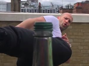 Ini Kuncinya Supaya Bisa Tendang Tutup Botol Seperti Jason Statham Ini Kuncinya Supaya Bisa Tendang Tutup Botol Seperti Jason Statham