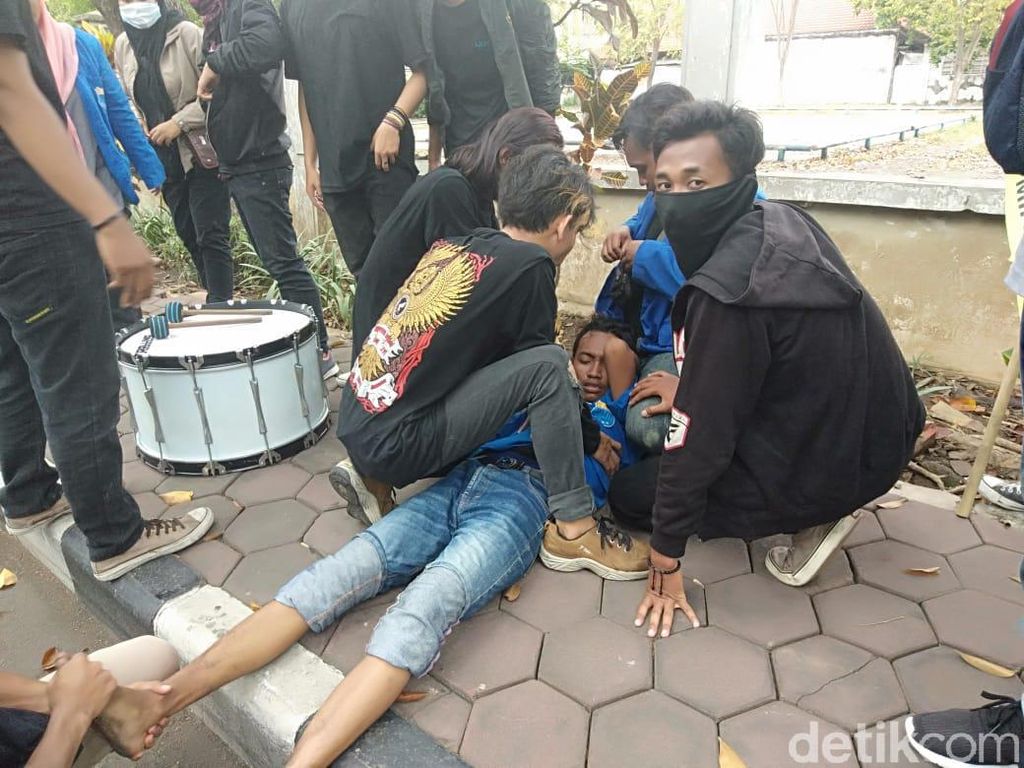 Unjuk Rasa di Sidoarjo Berakhir Ricuh, 6 Mahasiswa Terluka Unjuk Rasa di Sidoarjo Berakhir Ricuh, 6 Mahasiswa Terluka