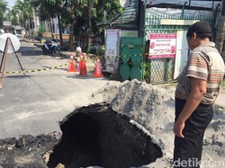 Jalan Amblas Sedalam 3 Meter di Medan