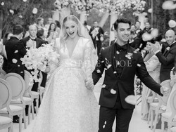Melihat Lebih Dekat Gaun Pengantin Sophie Turner Buatan Louis Vuitton