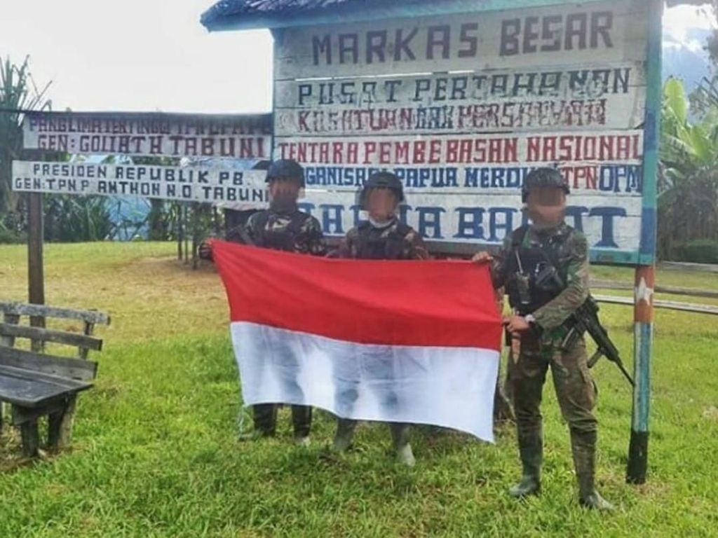 Viral Foto TNI Rebut Markas OPM, Begini Cerita di Baliknya Viral Foto TNI Rebut Markas OPM, Begini Cerita di Baliknya