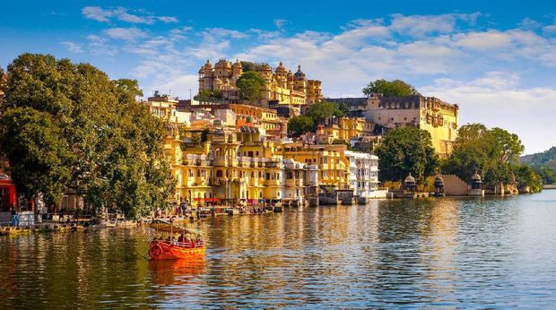 City Palace and Pichola lake in Udaipur, Rajasthan, India, Asia
