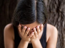Galau Putus Cinta, Wanita Ini Rekam Dirinya Saat Minum Sampo