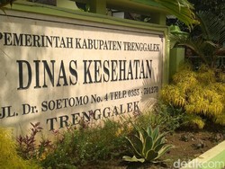 Dinkes Trenggalek Taburkan Kaporit di Sumur Warga Penderita Hepatitis