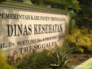 Dinkes Trenggalek Taburkan Kaporit di Sumur Warga Penderita Hepatitis Dinkes Trenggalek Taburkan Kaporit di Sumur Warga Penderita Hepatitis