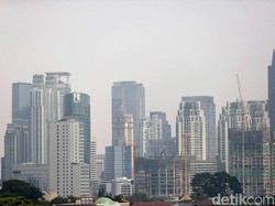 Tekan Polusi Udara, Pertamina-KLHK Semprot Air dari Atap Gedung Tinggi