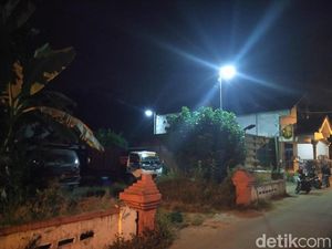 KPK Sita 10 Dump Truk di Garasi Milik Eks Anggota DPRD Mojokerto KPK Sita 10 Dump Truk di Garasi Milik Eks Anggota DPRD Mojokerto