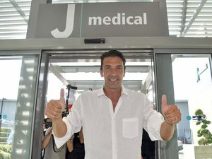 Tak Ada yang Menduga Buffon Kembali ke Juventus