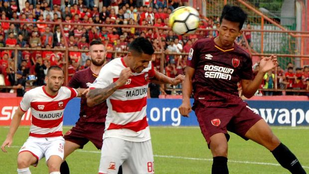 Beto Goncalves bobol gawang Persebaya.