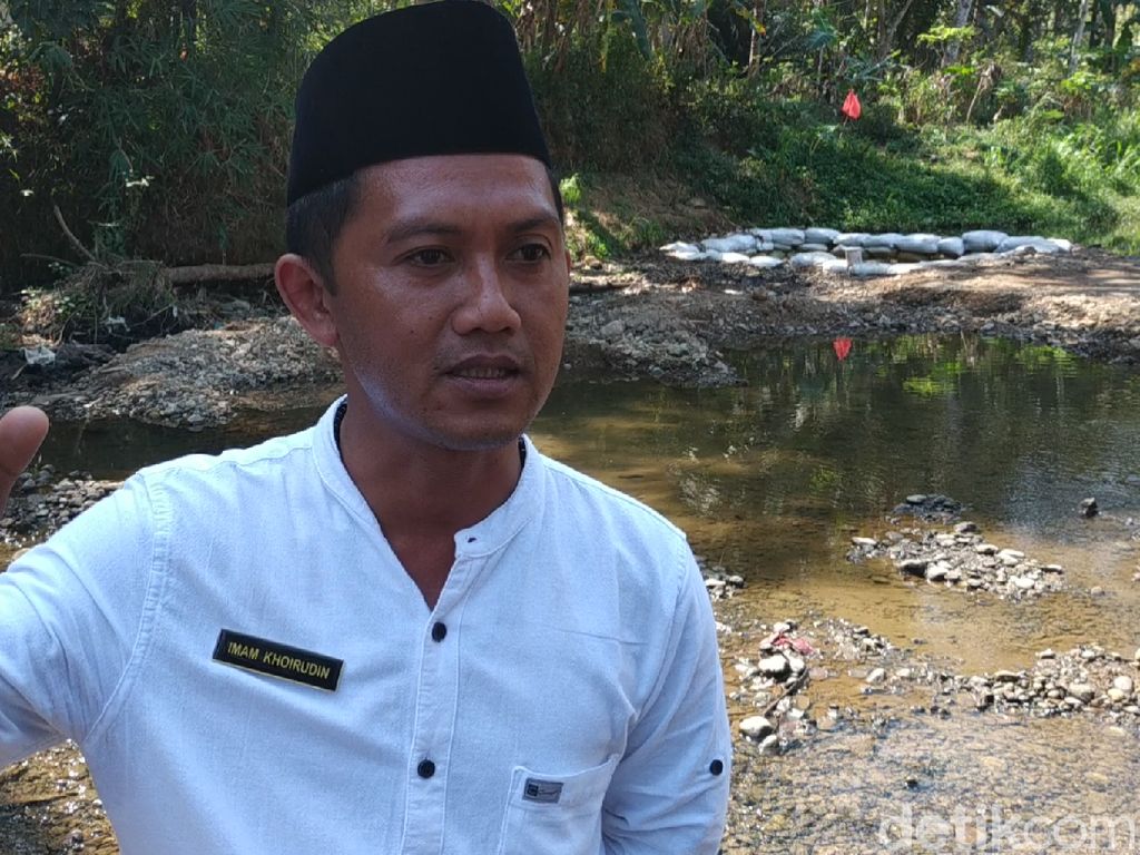 Kolam di Pacitan yang Dikaitkan dengan Hepatitis A Diberi Kaporit Kolam di Pacitan yang Dikaitkan dengan Hepatitis A Diberi Kaporit
