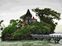 Bukan di Bali, Ini Tanah Lot di Jawa Timur