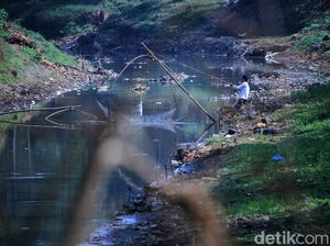 Musim Kemarau Anak Sungai Citarum Menyusut