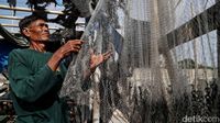 Begini Aktivitas Nelayan di Proyek Tanggul Laut Cilincing