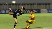 Tim tamu mengejutkan tuan rumah terlebih dahulu lewat gol Ciro Alves di menit ke-20. Sundulannya memanfaatkan umpan silang Osas Saha dari sisi kanan berhasil memperdaya Awan Setho.